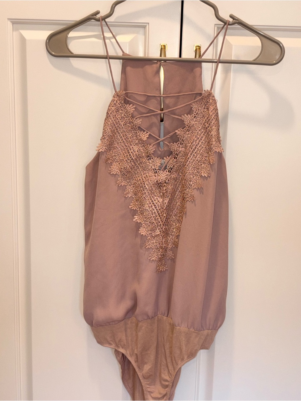 WAYF Posie Lace Trim Cami Bodysuit Dusty Rose Mauve Lace-Up Front Sz S